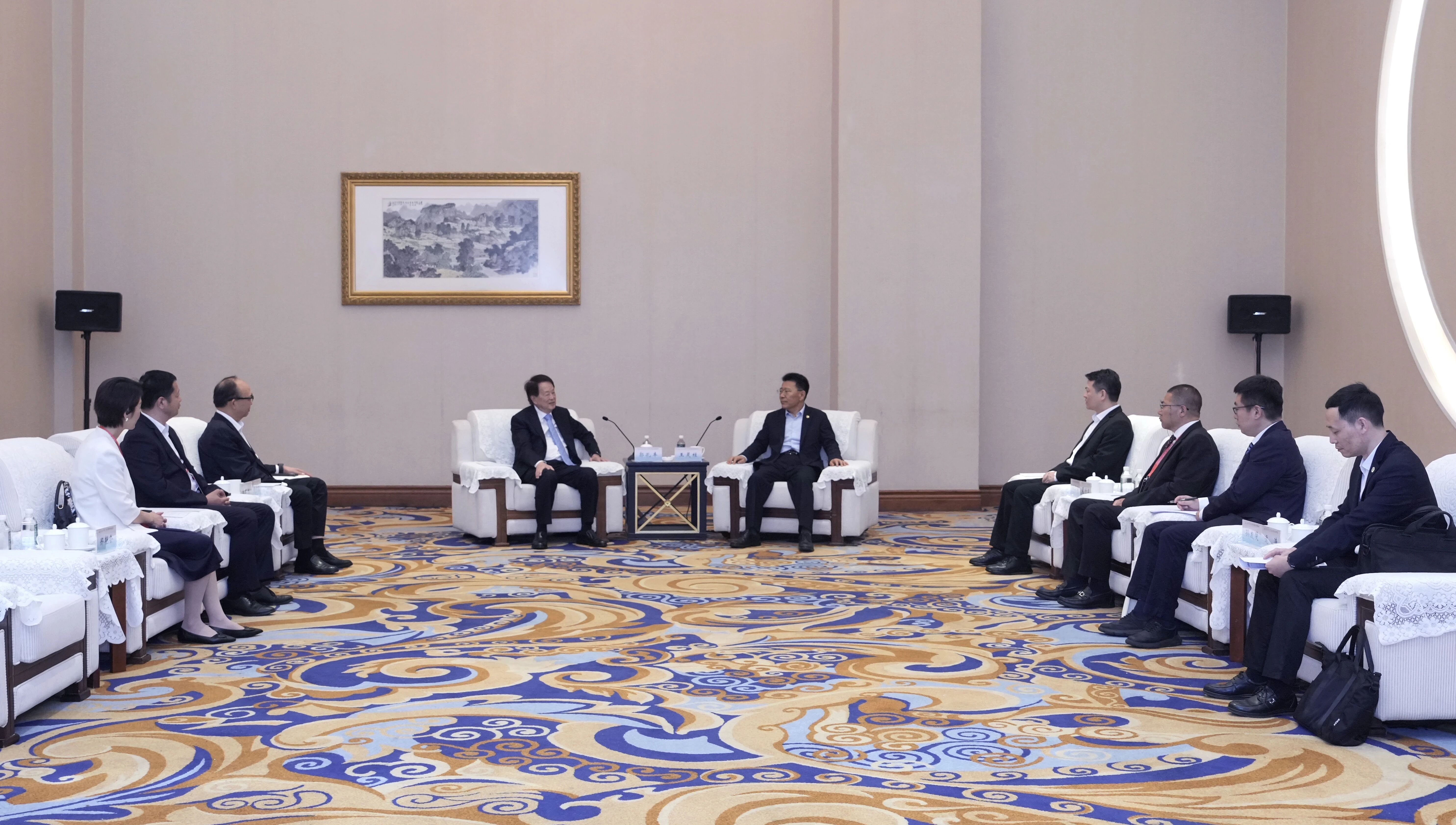王灵桂会见中国侨商会名誉会长郭孔丰一行