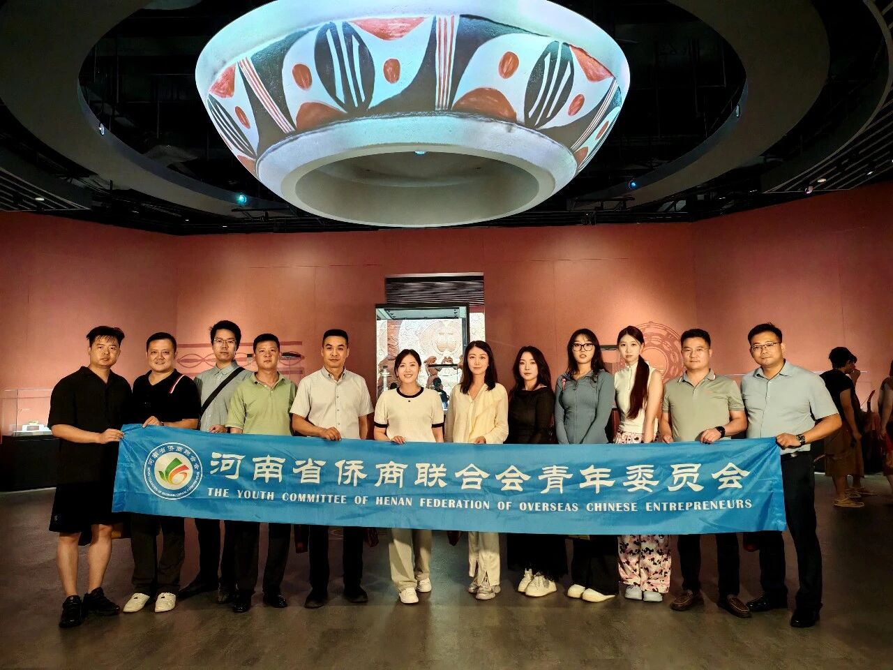 【商会动态】河南省侨商会青委会“行走的青春学堂”走进大河村遗址，感知文明之源，触摸文化根脉