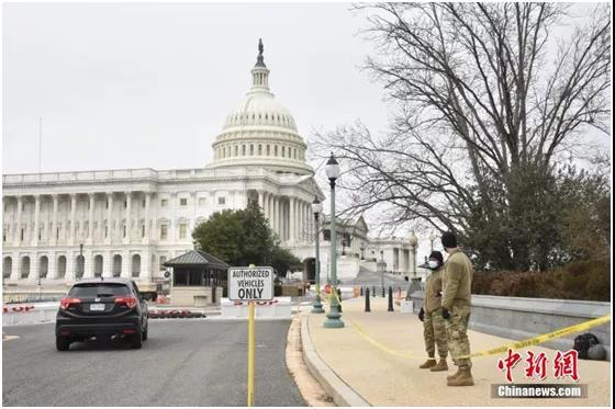 资料图：1月8日，美国国会大厦四周设置约2米高的黑色铁栅栏，国民警卫队也在周边巡逻，以加强安保。中新社记者 沙晗汀 摄