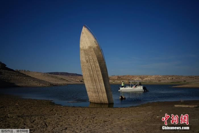 当地时间6月10日，美国内华达州米德湖的水位下降至80年来最低水平，一艘以前沉没的船露出。