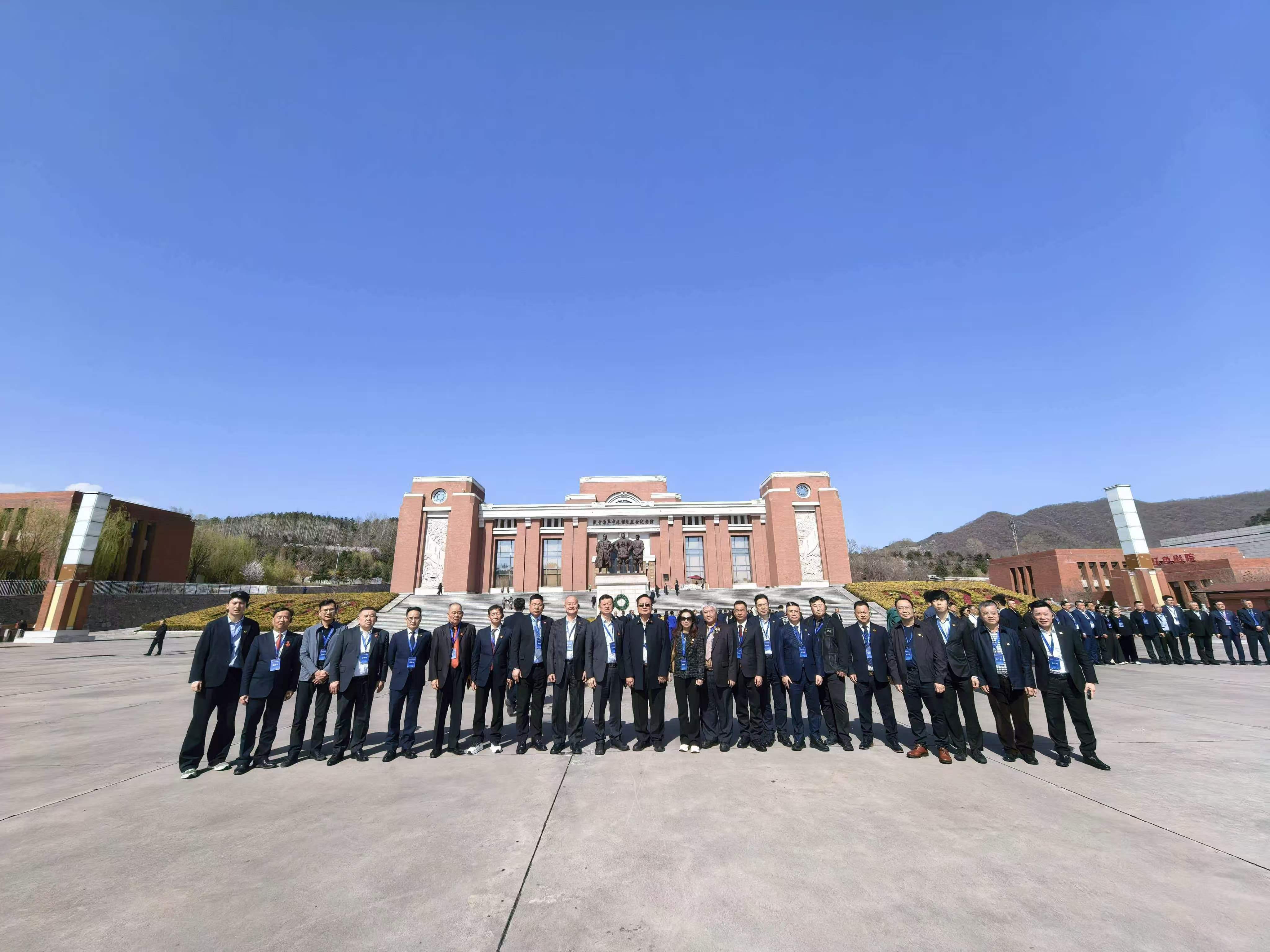 中国侨联侨领侨商高级研修班在延安圆满结业(图2) 79c1b67f0ec5603d87c3cfef0bb63300.jpg