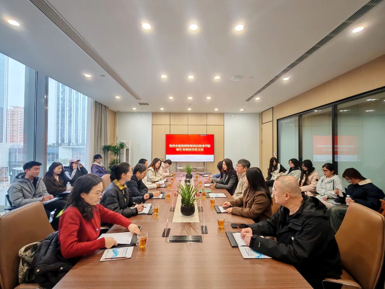 【商会动态】打造校企合作样板，促进商会内部资源循环——河南省侨商联合会与郑州智能科技职业学院师生共话发展新机遇