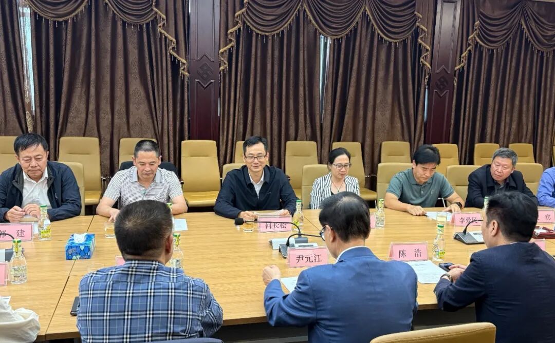 云南省侨联党组书记何长松一行莅临侨商联合会工作调研，为在滇侨企加油鼓劲